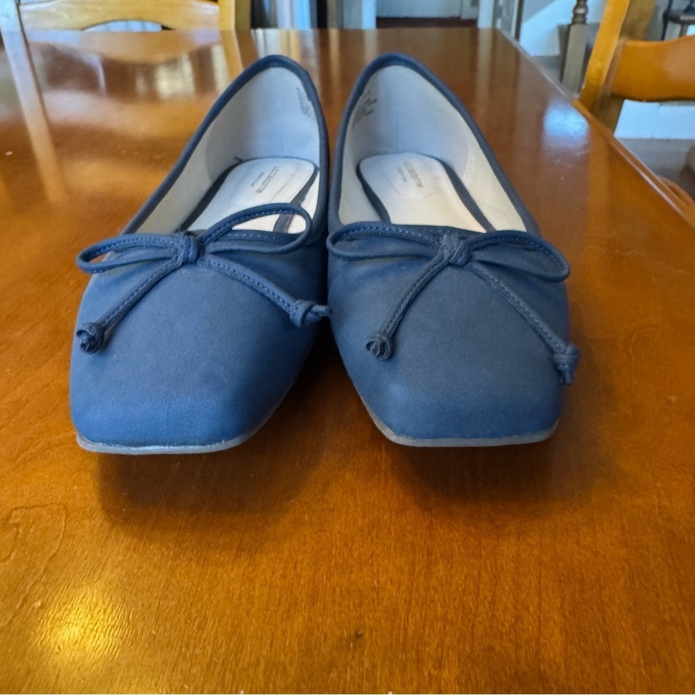 Liz Claiborne Flushing women's square closed-toe ballet flats blue faux suede 9W - Picture 4 of 9